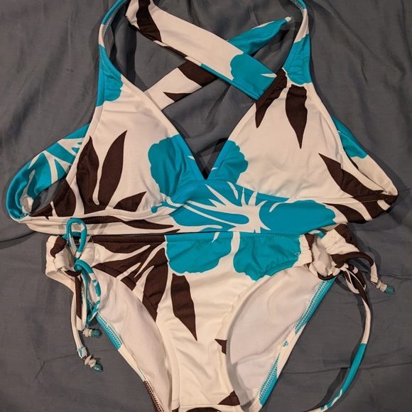 Like new 2 piece swimsuit - Picture 1 of 4